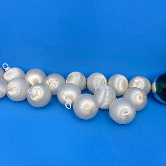 18 PC LOT VTG CHRISTMAS ORNAMENTS GOLD GLITTER DANCING SANTA WHITE SILKY BALLS - Picture 4 of 7